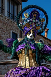 Costumi del Carnevale di Venezia davanti alla Madonna della Salute.