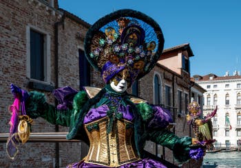 Costumi del Carnevale di Venezia davanti alla chiesa della Madonna della Salute.