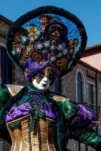 Costumi del Carnevale di Venezia davanti alla Madonna della Salute.