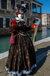 Costumi del Carnevale di Venezia davanti alla Madonna della Salute.