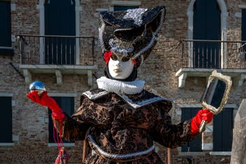 Costumi del Carnevale di Venezia davanti alla Madonna della Salute.