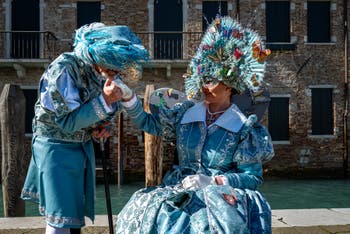 Costumi del Carnevale di Venezia davanti alla Madonna della Salute.