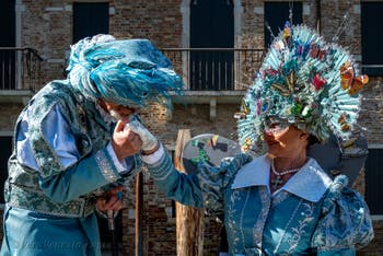 Costumi del Carnevale di Venezia davanti alla Madonna della Salute.