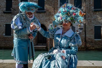 Costumi del Carnevale di Venezia davanti alla Madonna della Salute.