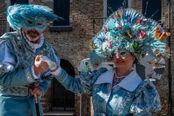 Costumi del Carnevale di Venezia davanti alla Madonna della Salute.