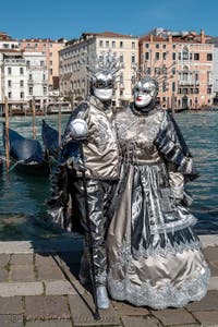 Costumi del Carnevale di Venezia davanti alla Madonna della Salute.