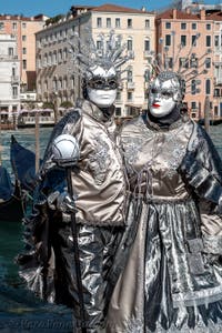 Costumi del Carnevale di Venezia davanti alla Madonna della Salute.