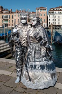 Costumi del Carnevale di Venezia davanti alla Madonna della Salute.