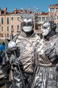 Costumi del Carnevale di Venezia davanti alla Madonna della Salute.