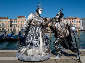 Costumi del Carnevale di Venezia davanti alla Madonna della Salute.