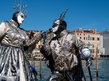 Costumi del Carnevale di Venezia davanti alla Madonna della Salute.