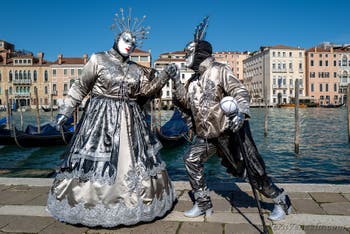 Costumi del Carnevale di Venezia davanti alla Madonna della Salute.