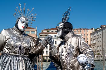 Costumi del Carnevale di Venezia davanti alla Madonna della Salute.