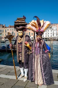 Costumi del Carnevale di Venezia davanti alla Madonna della Salute.