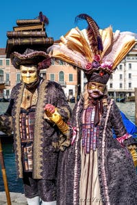 Costumi del Carnevale di Venezia davanti alla Madonna della Salute.