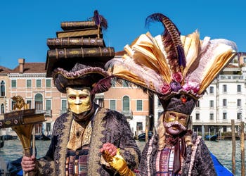 Costumi del Carnevale di Venezia davanti alla Madonna della Salute.