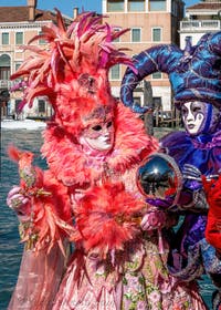 Costumi del Carnevale di Venezia davanti alla Madonna della Salute.