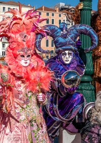 Costumi del Carnevale di Venezia davanti alla Madonna della Salute.