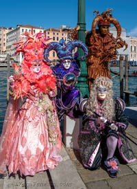 Costumi del Carnevale di Venezia davanti alla Madonna della Salute.