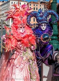 Costumi del Carnevale di Venezia davanti alla Madonna della Salute.