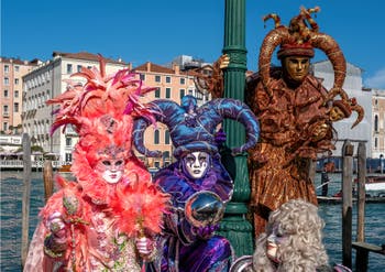 Costumi del Carnevale di Venezia davanti alla Madonna della Salute.