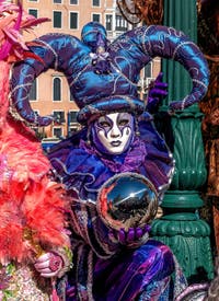 Costumi del Carnevale di Venezia davanti alla Madonna della Salute.