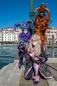 Costumi del Carnevale di Venezia davanti alla Madonna della Salute.