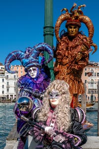 Costumi del Carnevale di Venezia davanti alla Madonna della Salute.