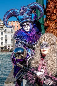 Costumi del Carnevale di Venezia davanti alla Madonna della Salute.