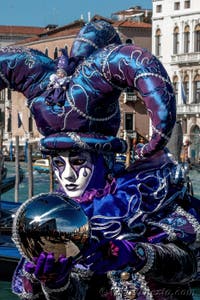 Costumi del Carnevale di Venezia davanti alla Madonna della Salute.