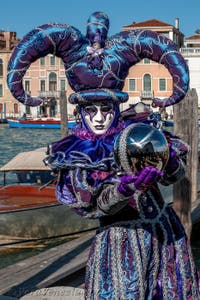 Costumi del Carnevale di Venezia davanti alla Madonna della Salute.