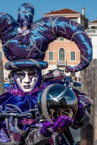 Costumi del Carnevale di Venezia davanti alla Madonna della Salute.