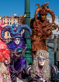 Costumi del Carnevale di Venezia davanti alla Madonna della Salute.