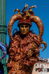 Costumi del Carnevale di Venezia davanti alla Madonna della Salute.