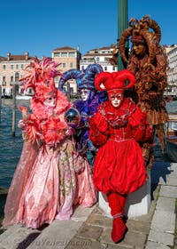 Costumi del Carnevale di Venezia davanti alla Madonna della Salute.