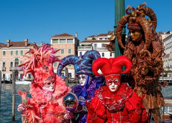 Costumi del Carnevale di Venezia davanti alla Madonna della Salute.