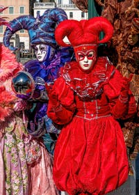 Costumi del Carnevale di Venezia davanti alla Madonna della Salute.