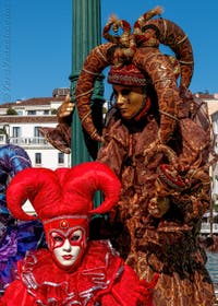 Costumi del Carnevale di Venezia davanti alla Madonna della Salute.