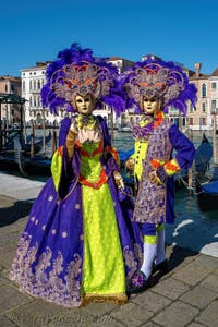 Costumi del Carnevale di Venezia davanti alla Madonna della Salute.