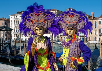 Costumi del Carnevale di Venezia davanti alla Madonna della Salute.