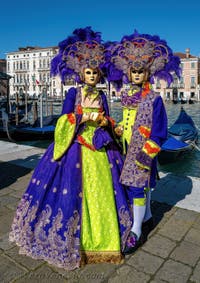 Costumi del Carnevale di Venezia davanti alla Madonna della Salute.