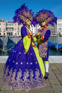 Costumi del Carnevale di Venezia davanti alla Madonna della Salute.