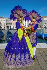 Costumi del Carnevale di Venezia davanti alla Madonna della Salute.