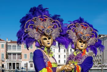 Costumi del Carnevale di Venezia davanti alla Madonna della Salute.