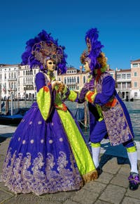 Costumi del Carnevale di Venezia davanti alla Madonna della Salute.