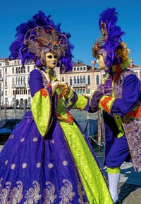 Costumi del Carnevale di Venezia davanti alla Madonna della Salute.