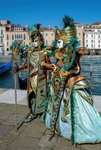 Costumi del Carnevale di Venezia davanti alla Madonna della Salute.