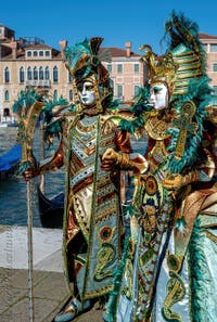 Costumi del Carnevale di Venezia davanti alla Madonna della Salute.