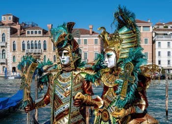 Costumi del Carnevale di Venezia davanti alla Madonna della Salute.