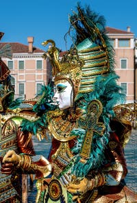 Costumi del Carnevale di Venezia davanti alla Madonna della Salute.